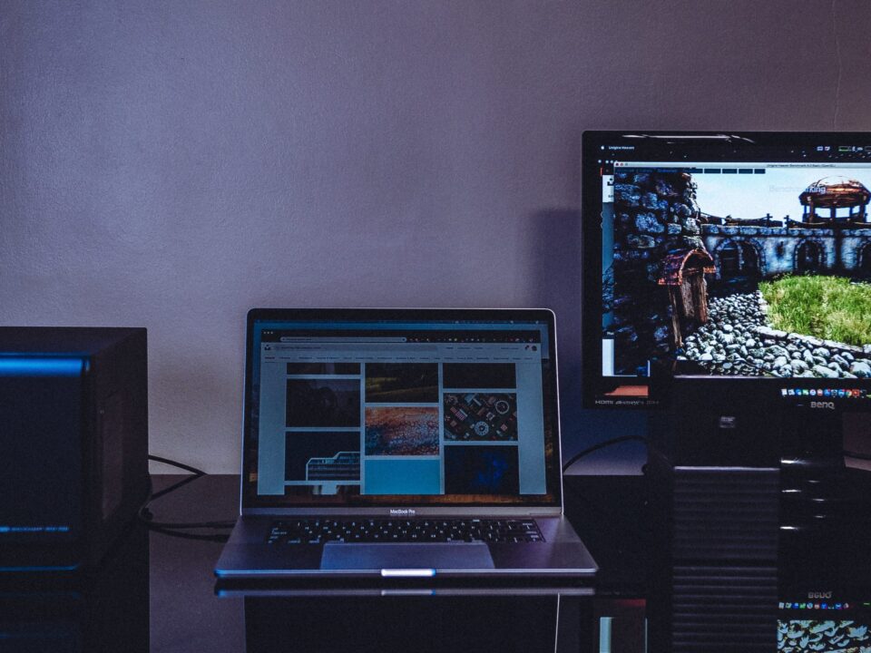 Portada Articulo-Guía de compra Todo lo que debes saber sobre monitores m y m suministros tienda de tecnología Colombia